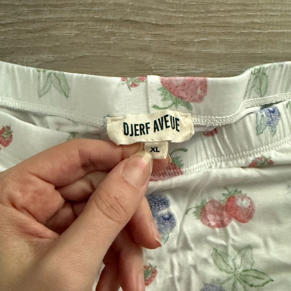 Djerf Avenue Go Slow Summer Berries Pajamas Size XL - Picture 7 of 8